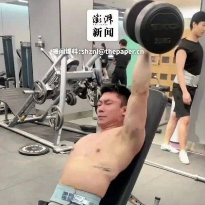 小伙因车祸失去右臂右腿，健身增肌52斤