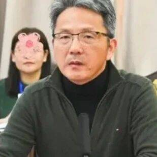 院长在校内被撞去世，