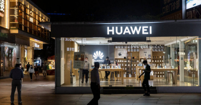 纽约时报中文网 - 英文原版-英Huawei Phone Is Latest Shot Fired in the US-China Tech War