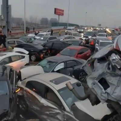 苏州一高架道路结冰，