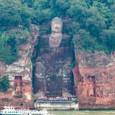 男子爬上乐山大佛头顶，景区通报