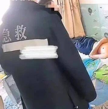 120急救人员拒绝抬病人上救护车，医院：已停职