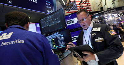 Reuters-Futures drop as rate worries keep Treasury yields near recent peaks