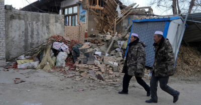 纽约时报中文网 - 英文原版-英In Bitter Cold Rescuers Struggle to Help Quake Survivors in China