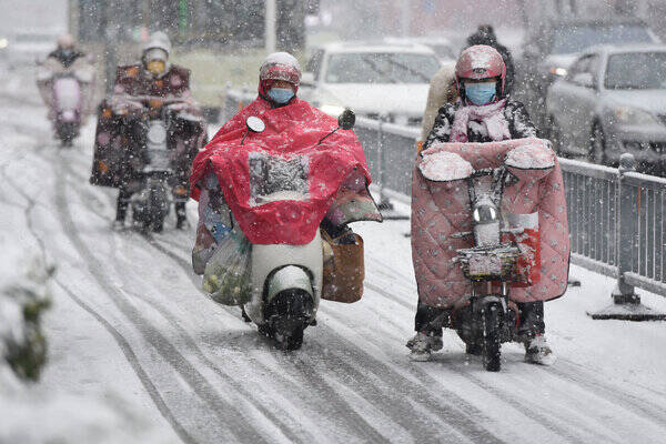 纽约时报中文网 - 中英对照版-中英冰冻雨雪天气扰乱中国春运