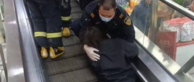 惊魂一幕！女子半截身体被“卷入”电梯，消防紧急救援→