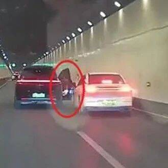 隧道内打开车门恶意别车？警方通报