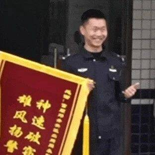 得了六面锦旗的他，拍照时忍不住比“六”！