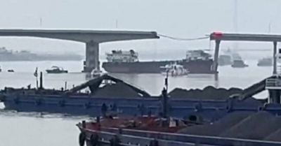 纽约时报中文网 - 英文原版-英Ship Crashes Into Bridge in China Killing 5