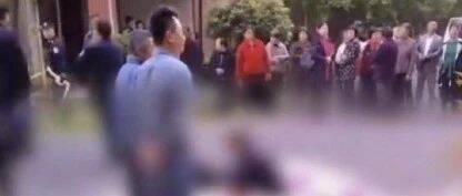 30岁女教师小区内坠楼身亡，学校回应与工作无关