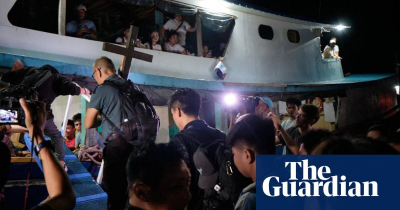 The Guardian - China-Filipino volunteers send Santa convoy to cheer up isles disputed by bully China